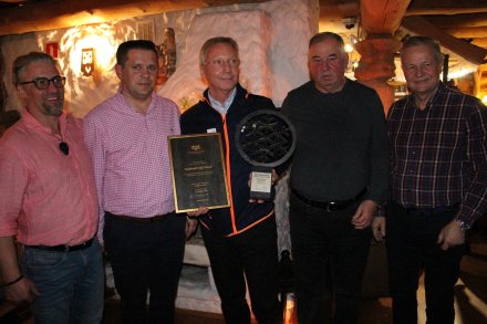 Pamiątkowe zdjęcie wraz z okolicznościową statuetką